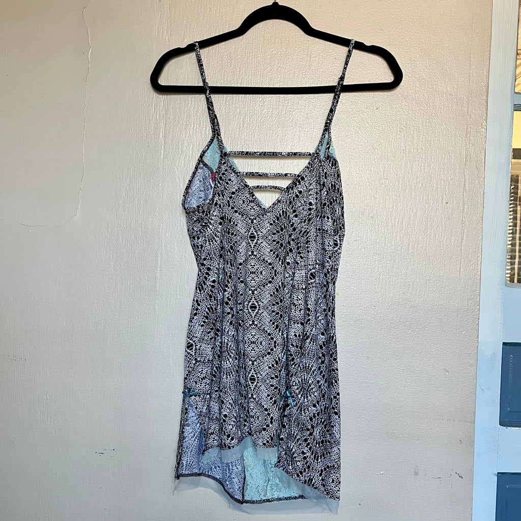 (L) 2000s patterned slip with blue lace trim