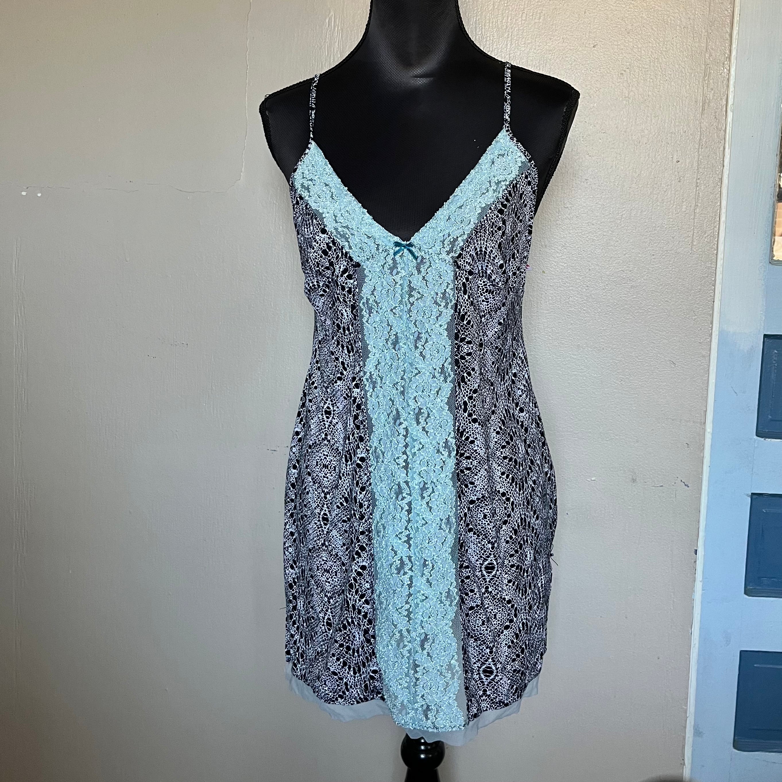 (L) 2000s patterned slip with blue lace trim