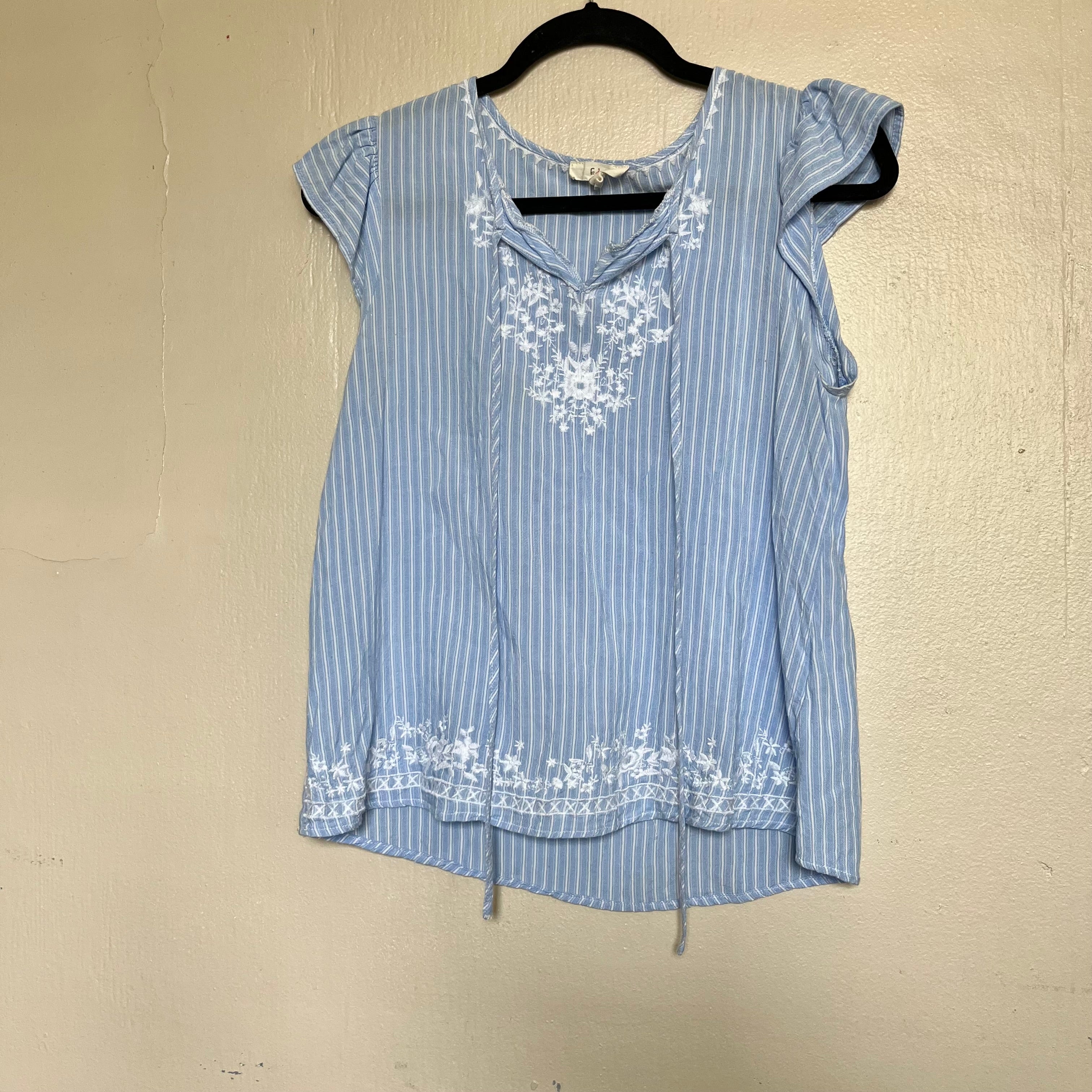 (S) Blue and white pinstripe floral embroidered blouse