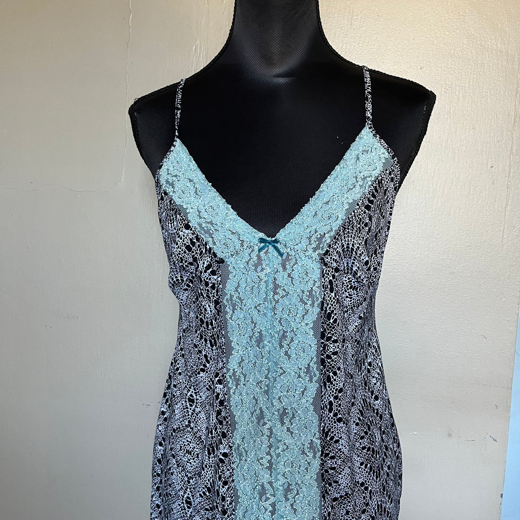 (L) 2000s patterned slip with blue lace trim