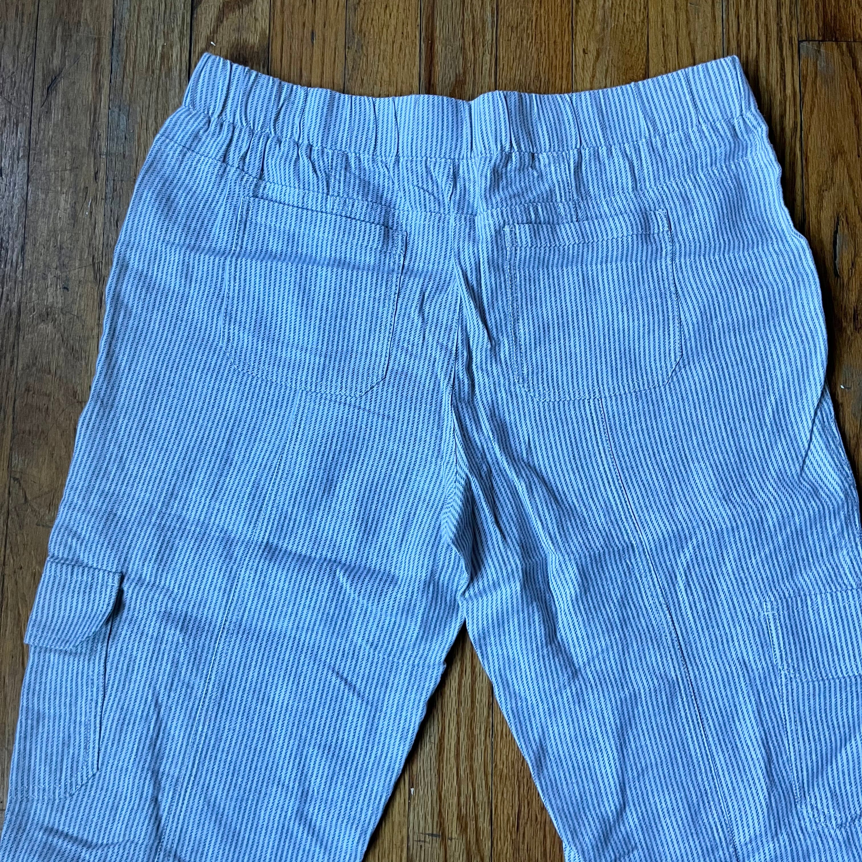(8P) White and gray pinstripe linen cotton blend capri pants