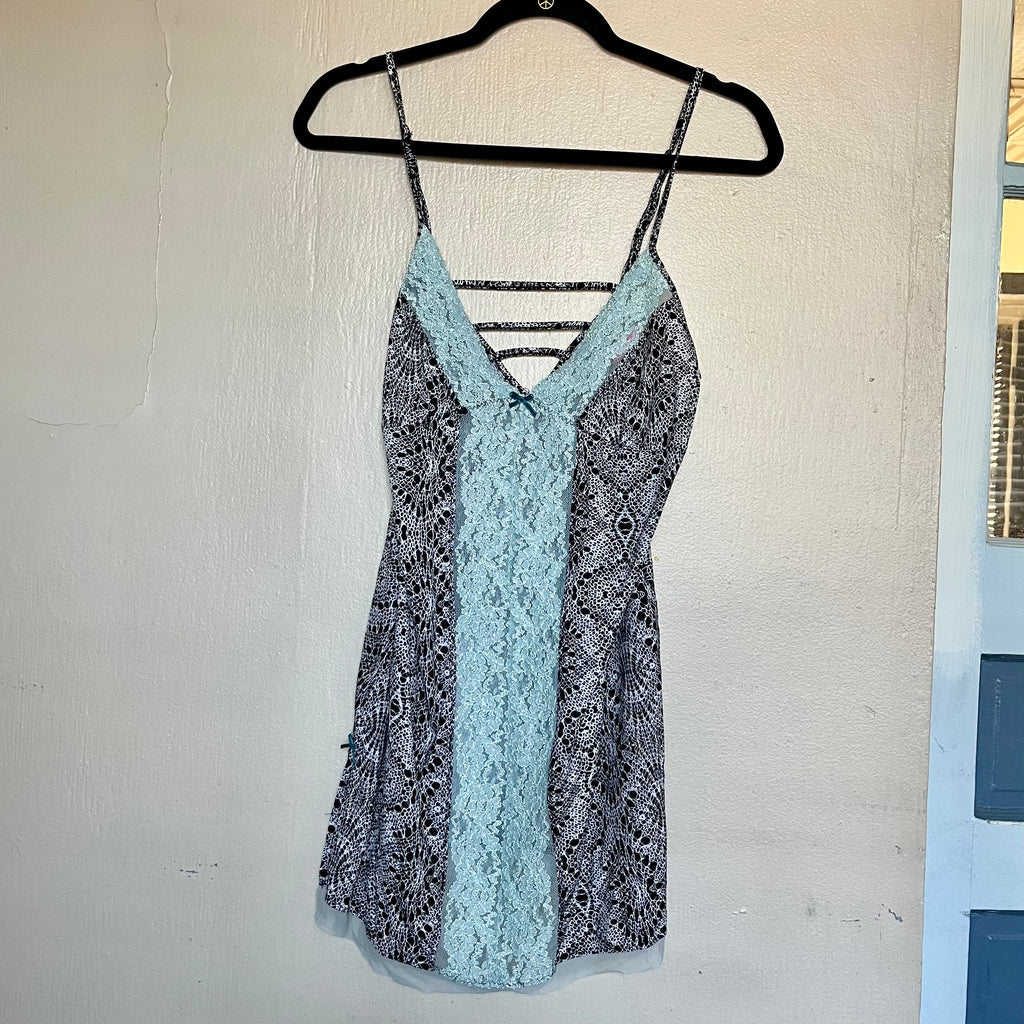 (L) 2000s patterned slip with blue lace trim