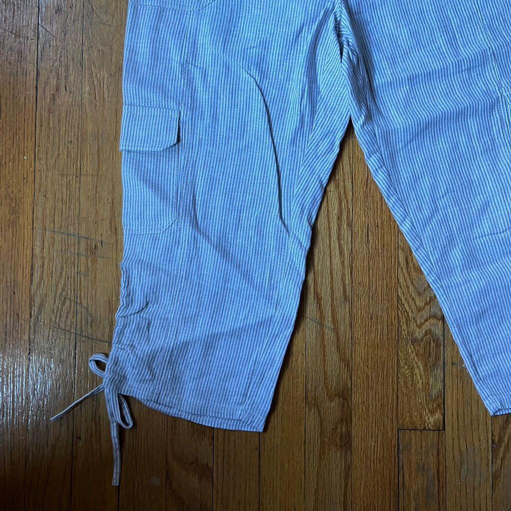 (8P) White and gray pinstripe linen cotton blend capri pants